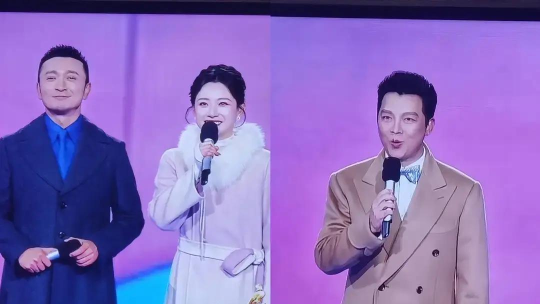 先看萧敬腾的额头。
油光锃亮。
不是舞台灯，是真实的头油反光。
像一层冰。
他每