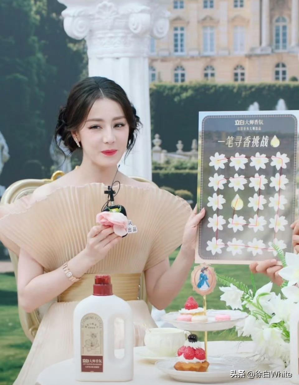 3月22日，迪丽热巴直播为新剧《白日提灯》剧宣，自称“万灵之主”，并透露该角色设