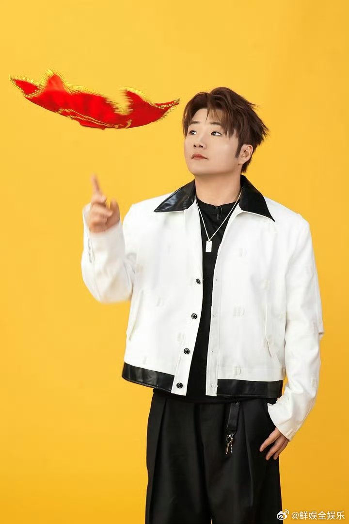 白小白男团学成了二人转白小白在脱口秀舞台表演杂技二人转技能全部学以致用，白小白在