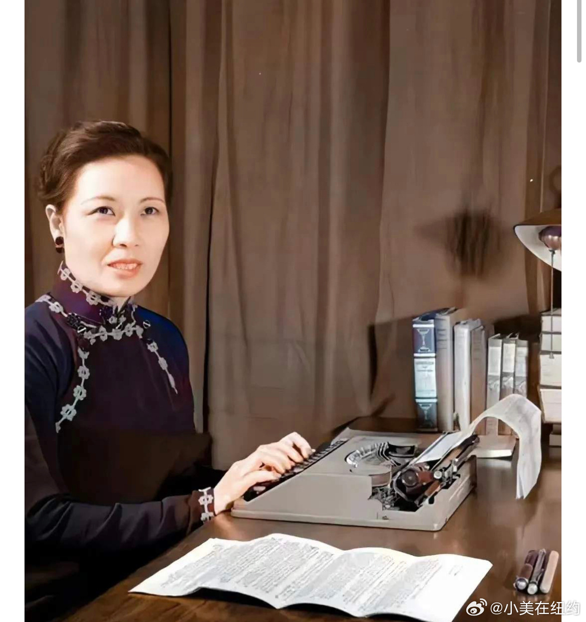 1943年，住在纽约长岛别墅的宋美龄。正在起草演讲稿。她用的是超薄打字机，那时极