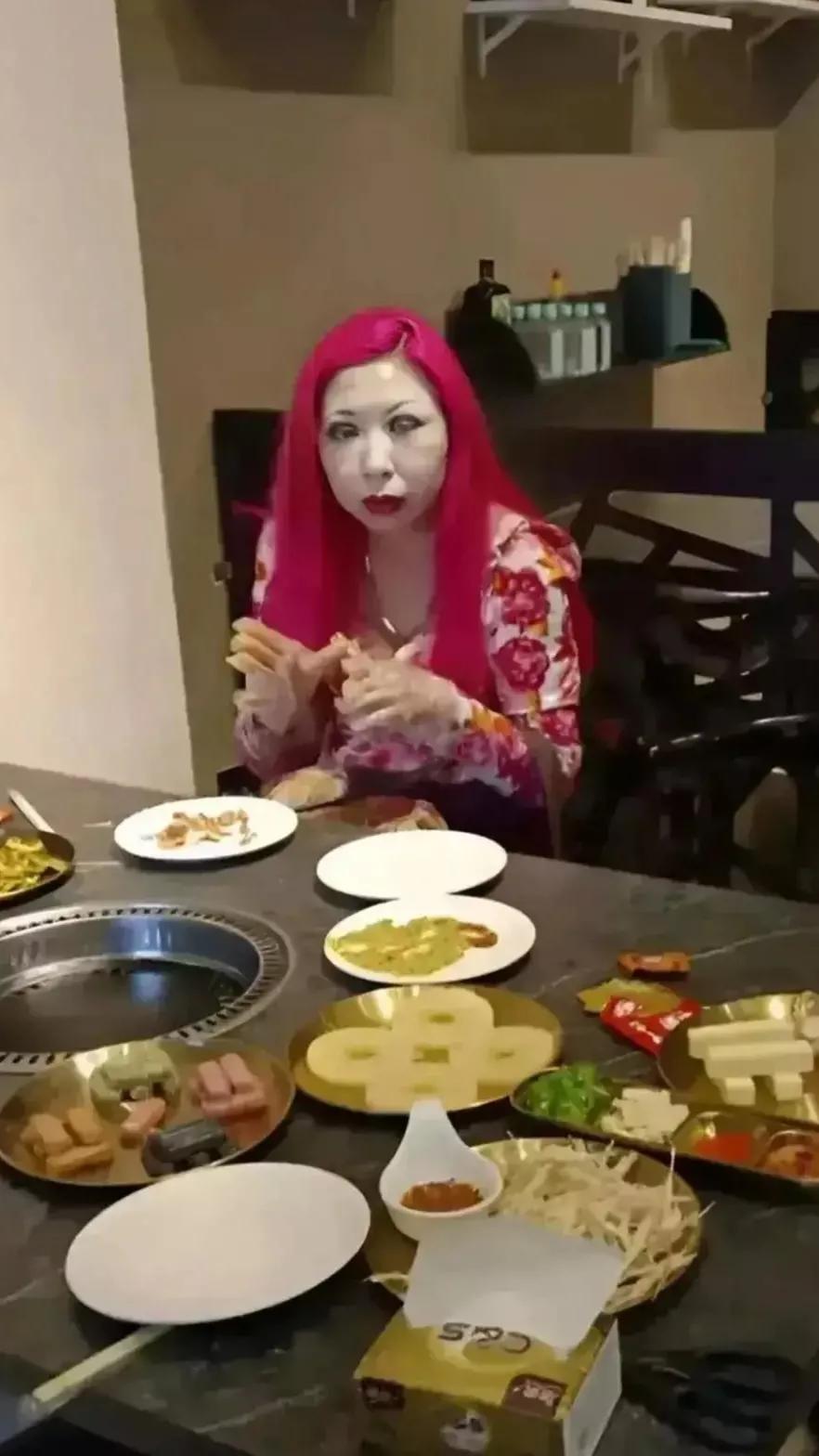 网恋奔现，情何以堪。
断了吧，显得无情无义。
继续吧，往后余生怕是就要在惊悚中度
