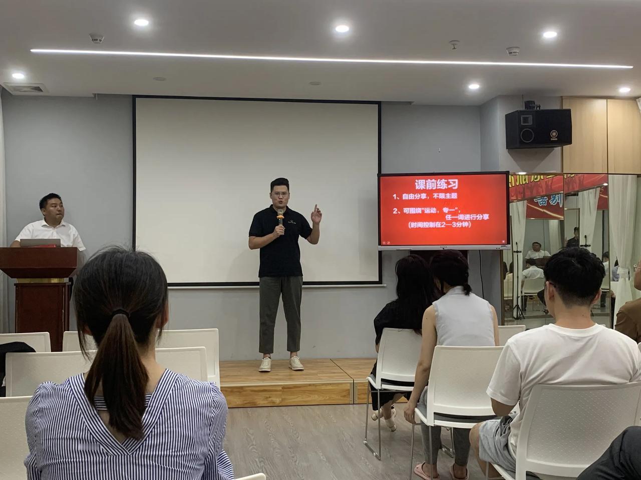学演讲的要有良好的心理素质，第一就是自信，“脸皮要厚，胆子要大”，只有敢讲，才能
