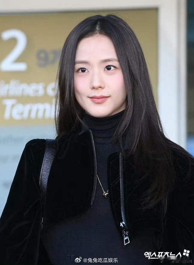 金智秀出席巴黎时装周  金智秀为参加海外日程，通过仁川国际机场前往法国巴黎，来看