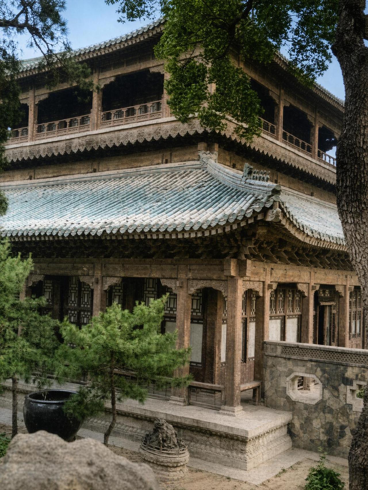 这是紫禁城“西花园”最后的影像。照片中的主体，正是建福宫花园的核心建筑——延春阁
