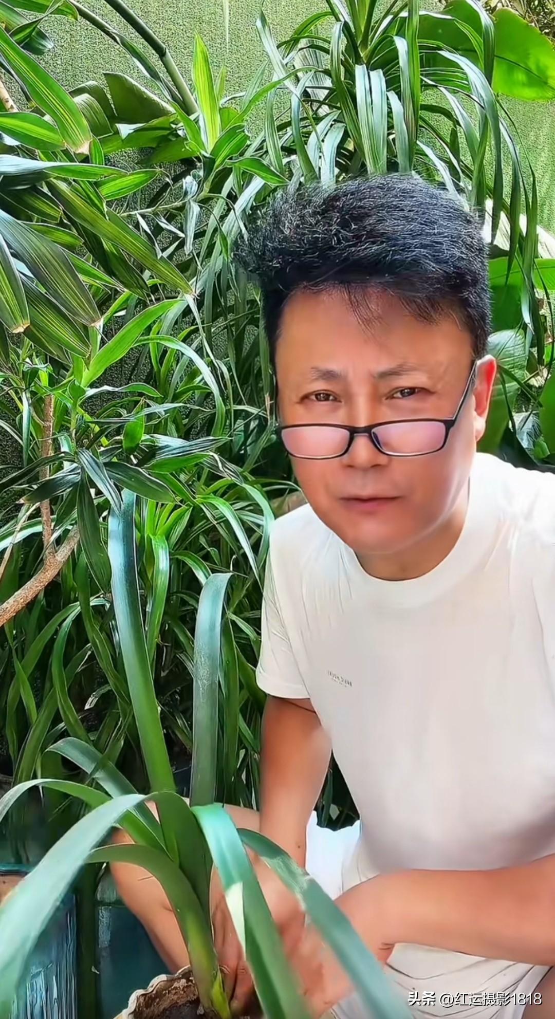 耿为华老师一边栽花，一边练习绕口令，耿老师太棒了，多才多艺，口才一流的！
二宝养