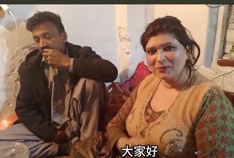 消失已久的迪亚出现，快三十岁了还没有嫁人，不愿接受妈妈给安排的相亲，宁愿出去打工