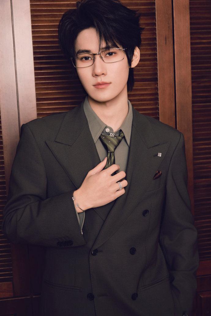 张真源23岁生日十八宫格张真源希望23岁健康平安 张真源23岁生日十八宫格，张真