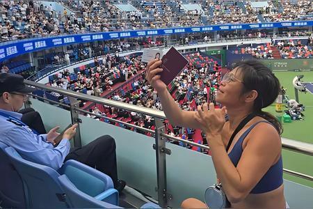 这种感情脑的女人，读了那么多书完全白读了，起码的防范警觉意识都不具备，面对外国使