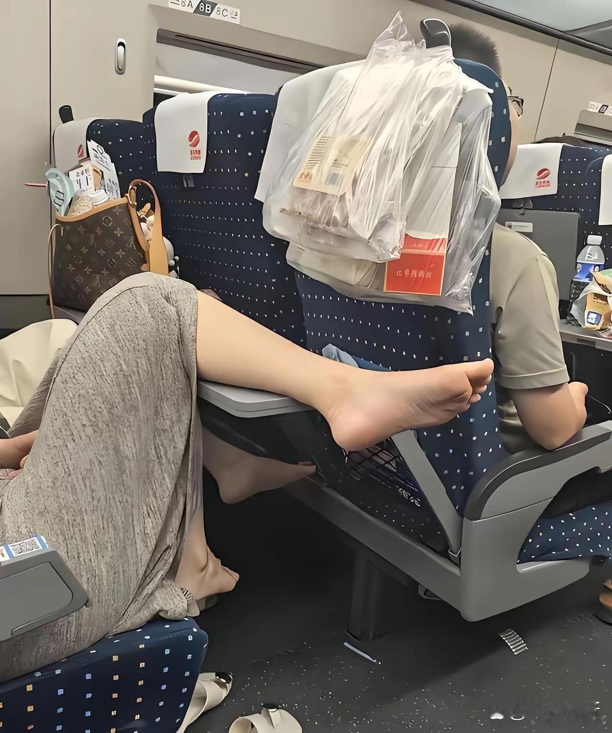 一个在餐厅，一个在高铁上，哪个行为最让人讨厌？ ​​​