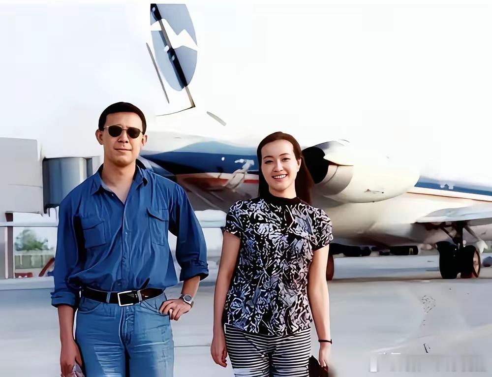 1992年沈阳机场，姜文29，刘晓庆38，一个牛仔外套，一个碎花裙，中间隔着半拳