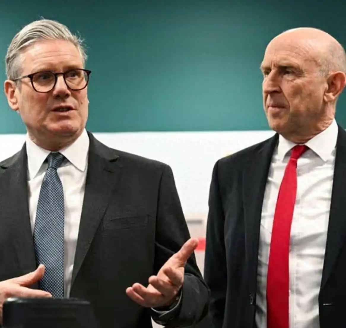 英国首相斯塔默正式宣布，放弃建造8艘83型防空驱逐舰以及5艘32型驱逐舰的计划！