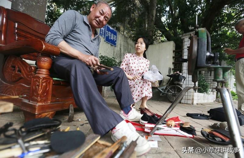 岁月流转，两代人不同的亲情表达，却有同样的深情守护！
       时光的长河悠