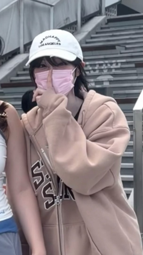网友打卡宋雨琦广告偶遇了宋雨琦本人，不仅合了影还搂了网友，我说这种事情其实发个朋