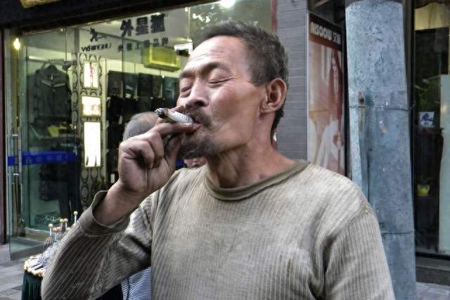 上了年纪要戒烟吗？过了62岁，日常吸烟记住4不吸