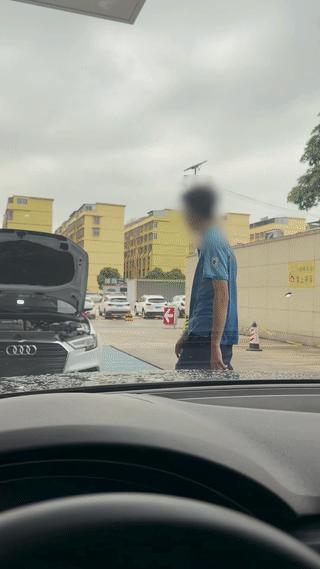 一名年轻女孩开车来加油站加油。
结果她竟然拿着加油枪，打开汽车发动机引擎盖想直接