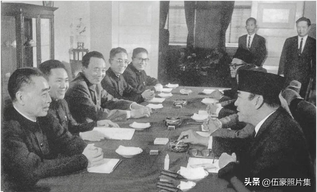 1964年11月4日，周恩来总理与罗瑞卿（左排左二）、刘晓（左排右一）、章文晋（