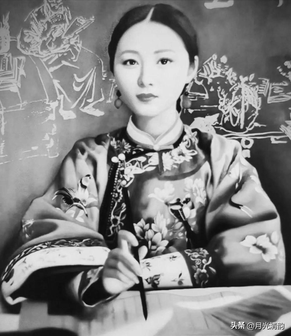 1868年前后，周莹出生在这个正在没落的周家。她从小上过私塾，识文断字，在当时的