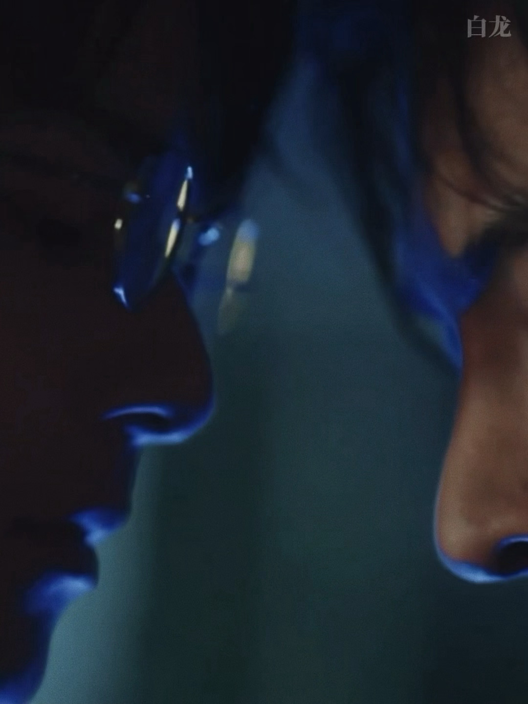 这段初叁像下雨天潮湿的空气那样慢慢缠上陆一 不管陆一怎么用力握拳 他控制陆一的那