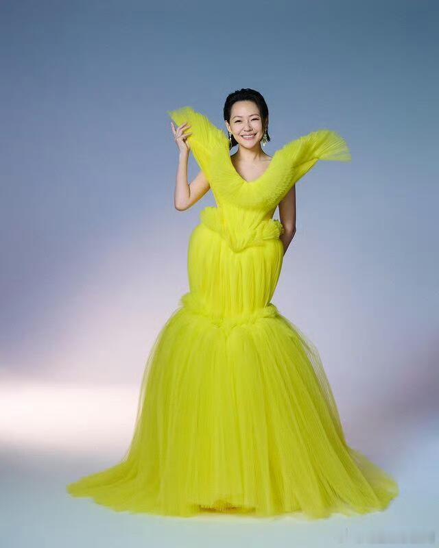 #小s红毯唱一代女皇##小s金钟奖红毯唱一代女皇#金钟奖红毯，小S以老气女艺人自