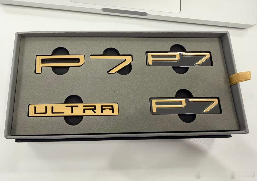 好尊贵啊，我在2020年花了30万换来的车标是这样的。不过感觉还缺了一个perf