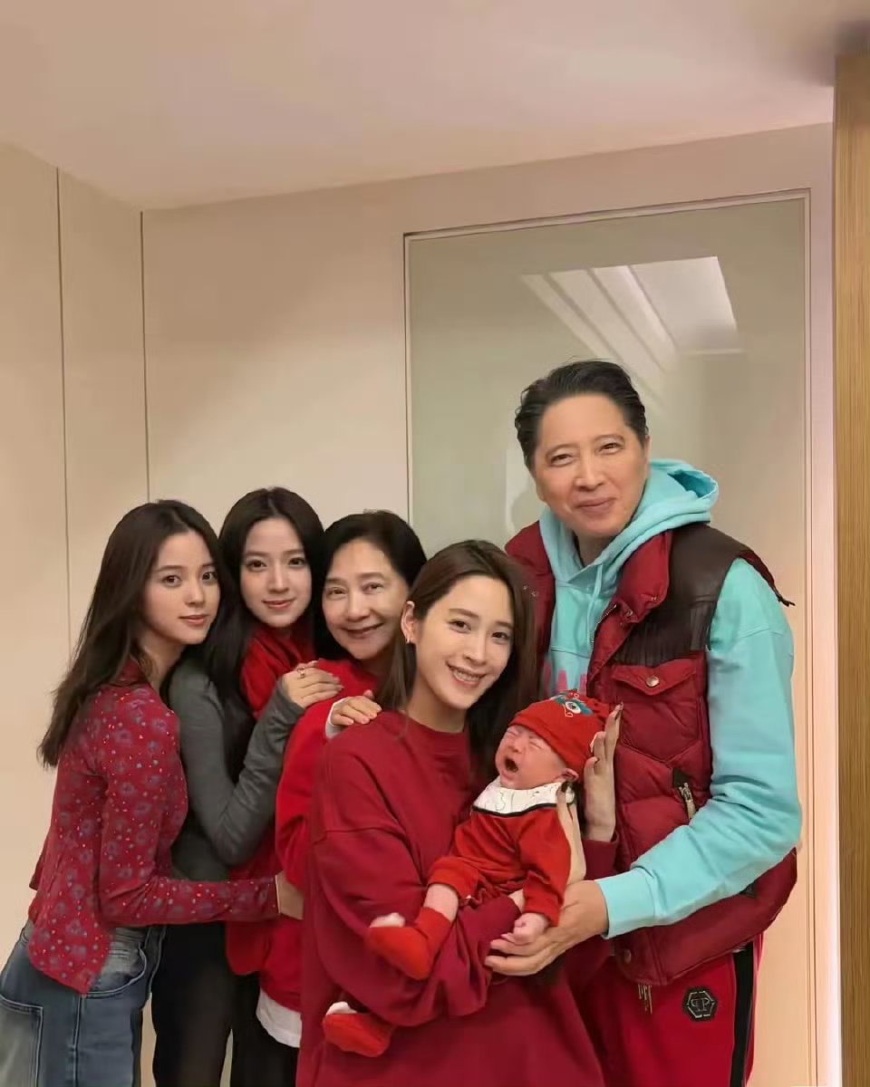 欧阳娜娜抱外甥 欧阳娜娜一转眼也是到了当小姨的年龄，幸福的一家人[awsl] 