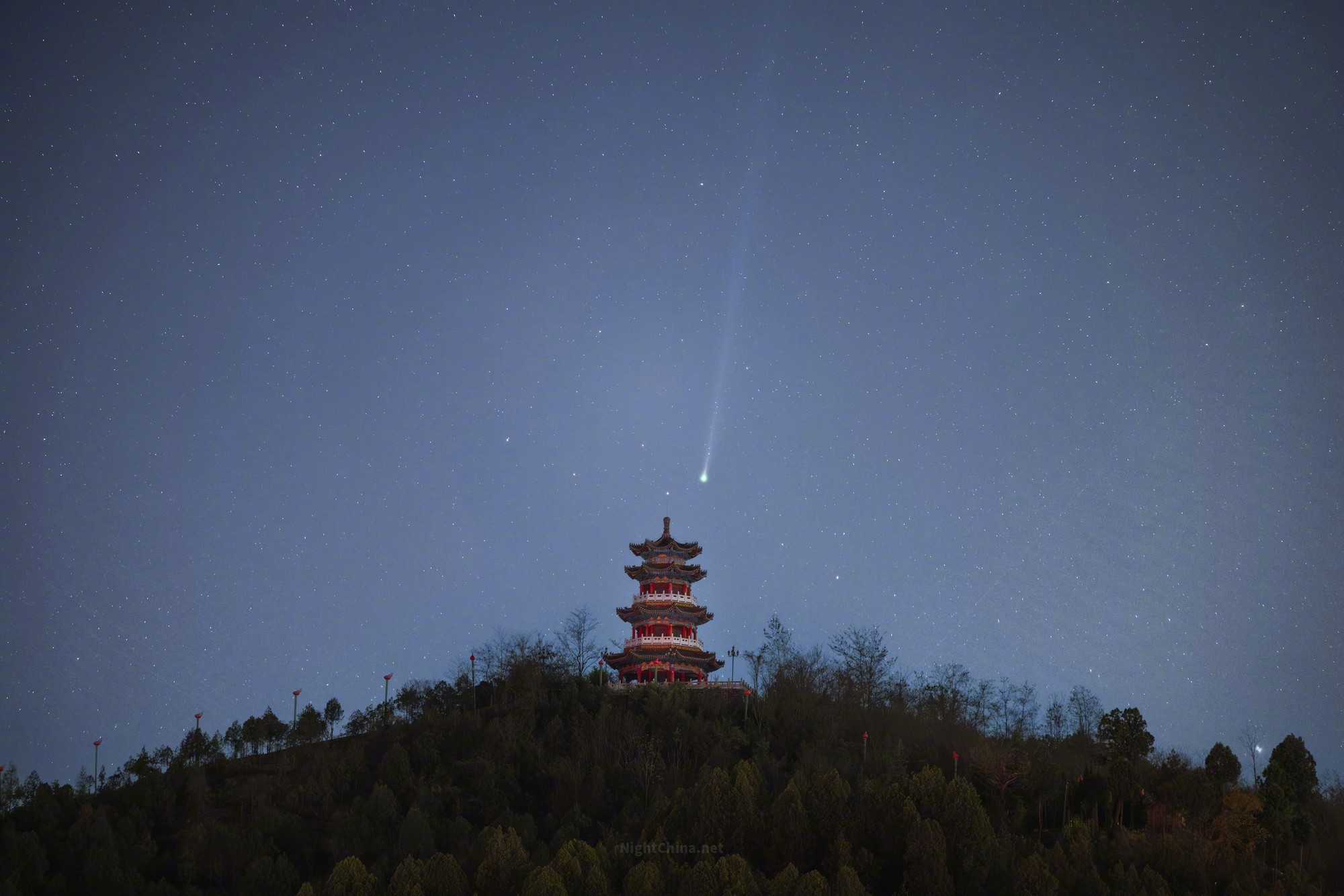 古塔朱红，在山丘之上静立了不知多久。这一夜，一道幽白的光痕拂过飞檐。编号C/20