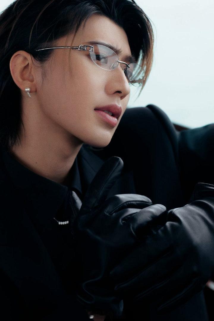 蔡徐坤完全法拉利蔡徐坤年下熟男感 蔡徐坤这一身all black看着简单但穿在他