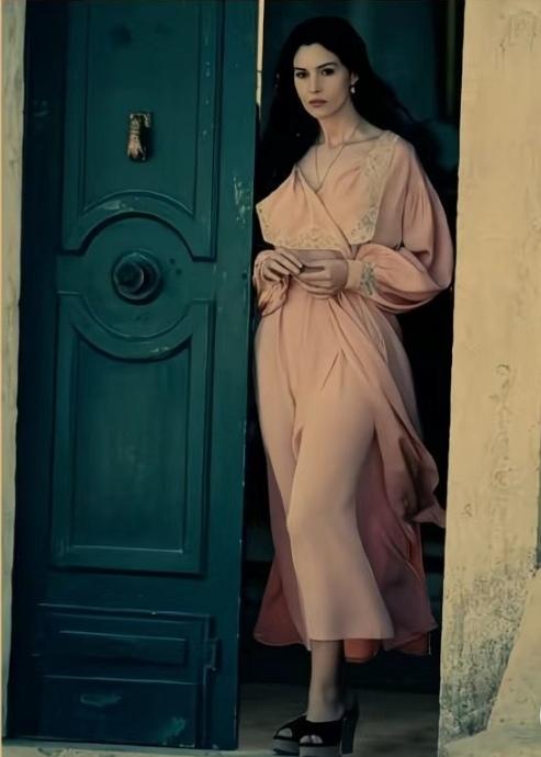 《西西里的美丽传说》的电影海报，美女明星莫尼卡•贝鲁奇…
莫妮卡广告 莫妮卡女装