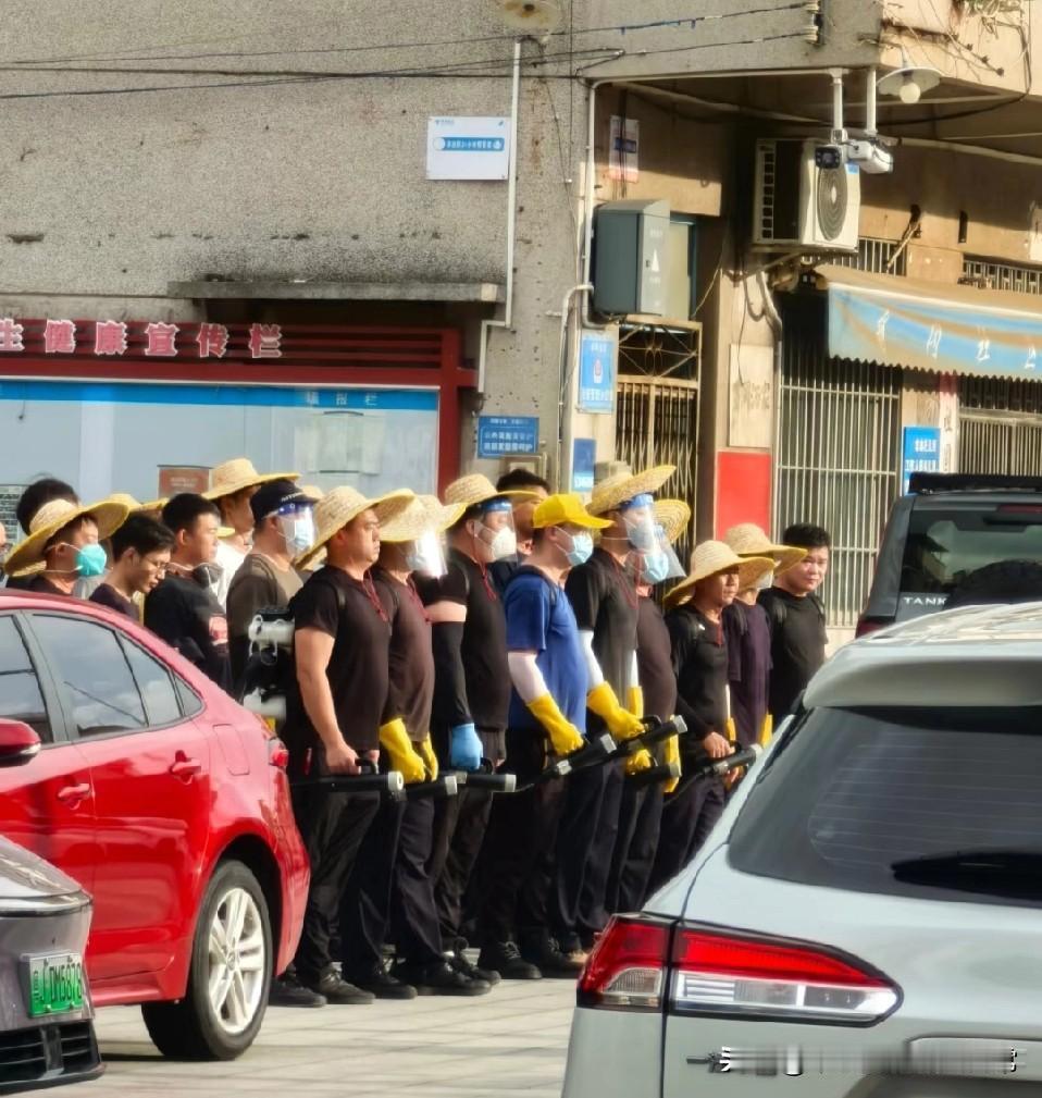 灭蚊部队出动啦！蚊子们的末日
 
当这群头戴草帽、手拎“灭蚊神器”的“特种兵”在