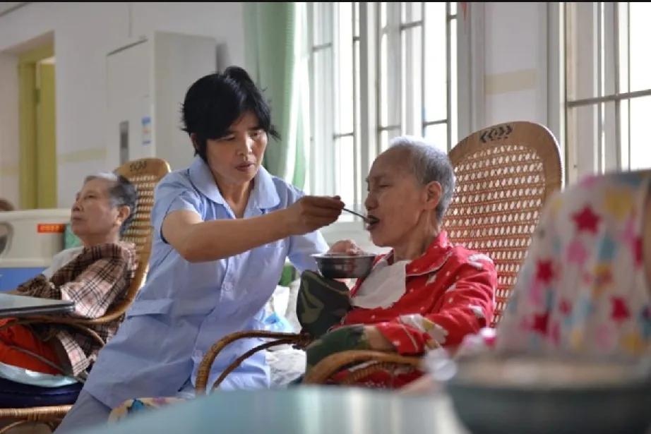 老妈今天又拉尿裤子里了，自己偷偷脱了下来藏在床底，被我发现了拿出来用手洗。
老妈