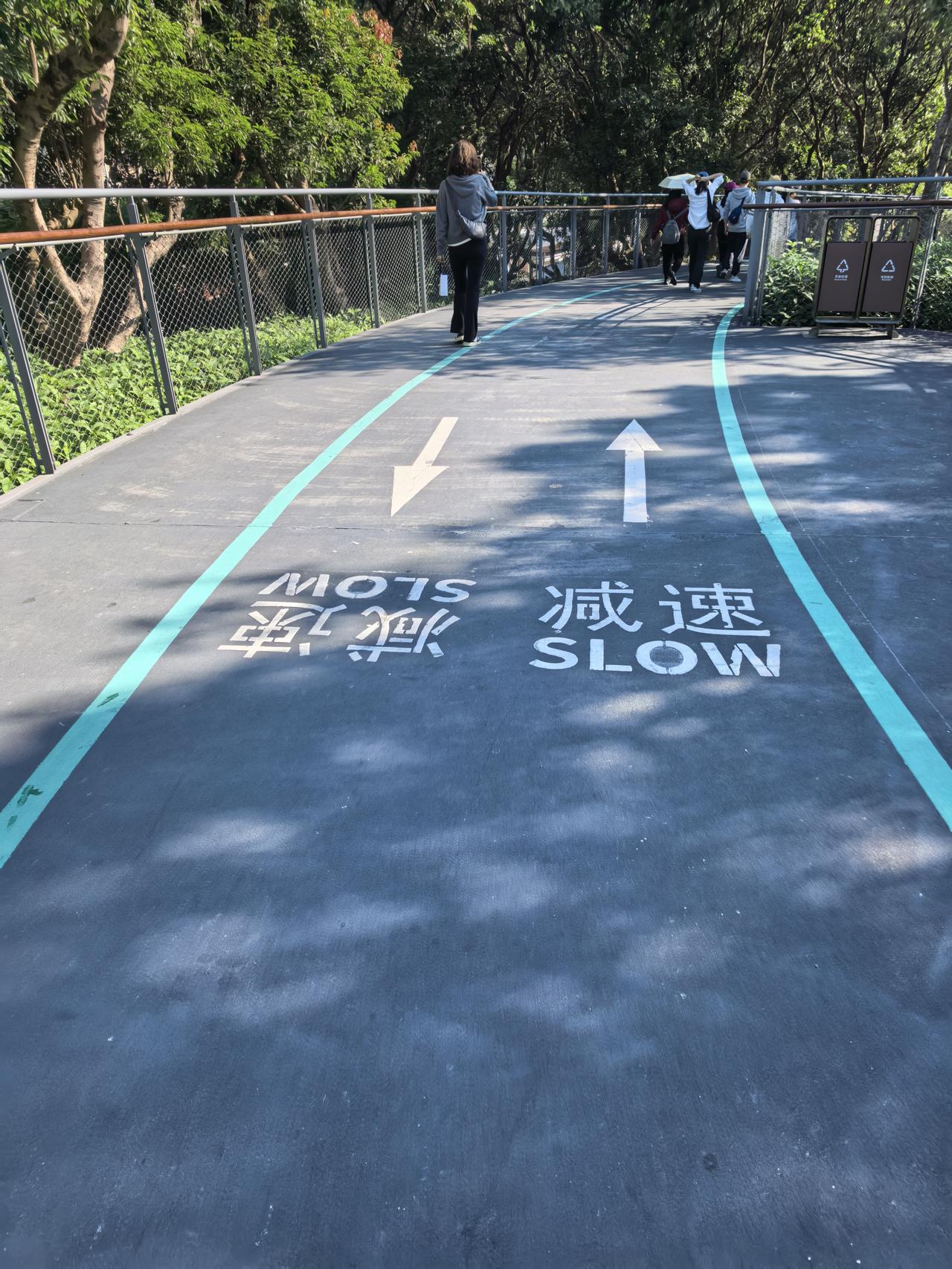 深圳最美绿道在这里，那就是环西丽湖绿道。其特点是道路宽展，人行道，骑行道图示分明