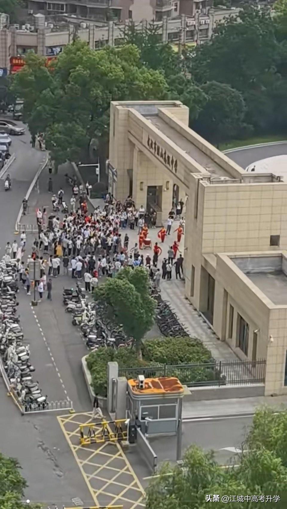 洪山高中锣鼓喧天热烈庆祝2026高考取得优异成绩，一个全省高分屏蔽的成绩足以让洪