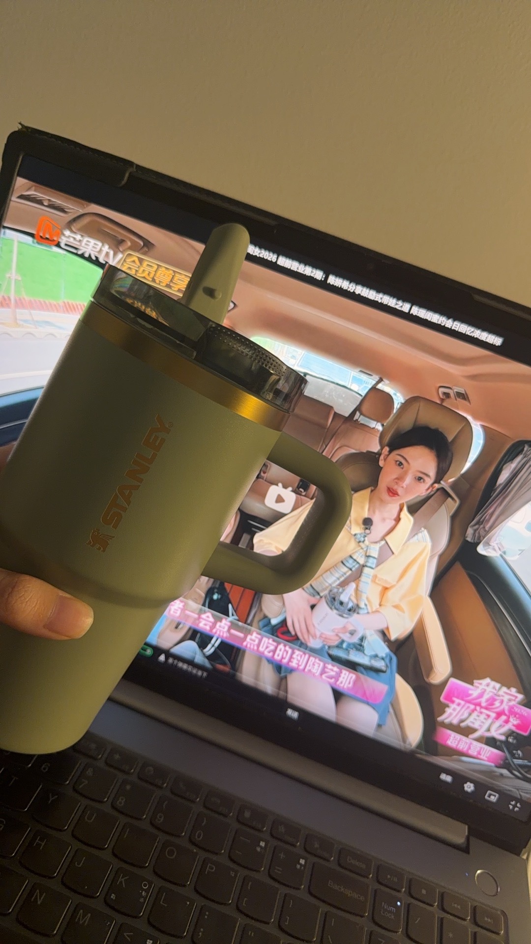 不装了，我摊牌了，我跟陈瑶已经在一起了，我俩有情侣杯了[害羞] ​​​
