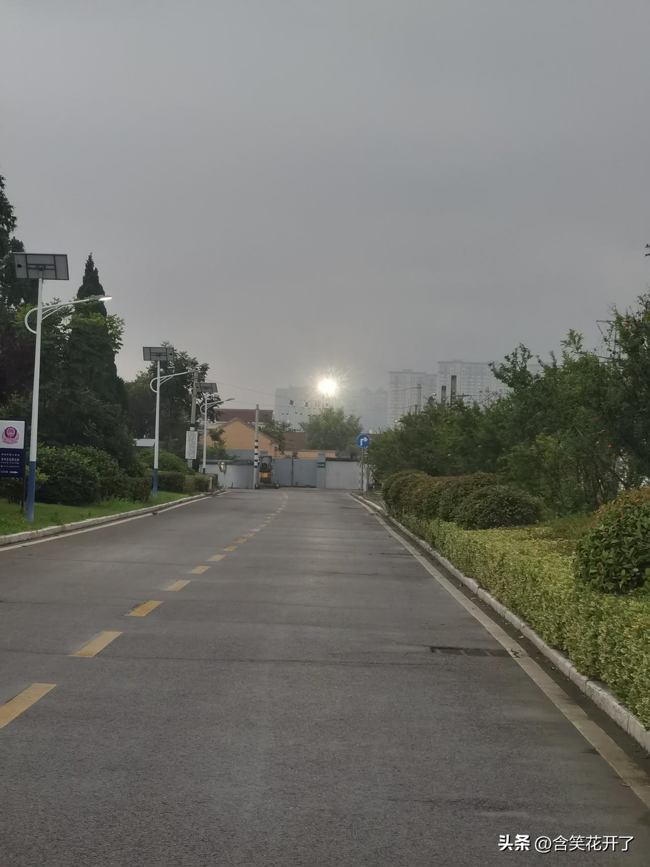 电是万家灯火，水是血脉牵挂。

电送去人间温暖，水带来大地生机。

电让生活有光