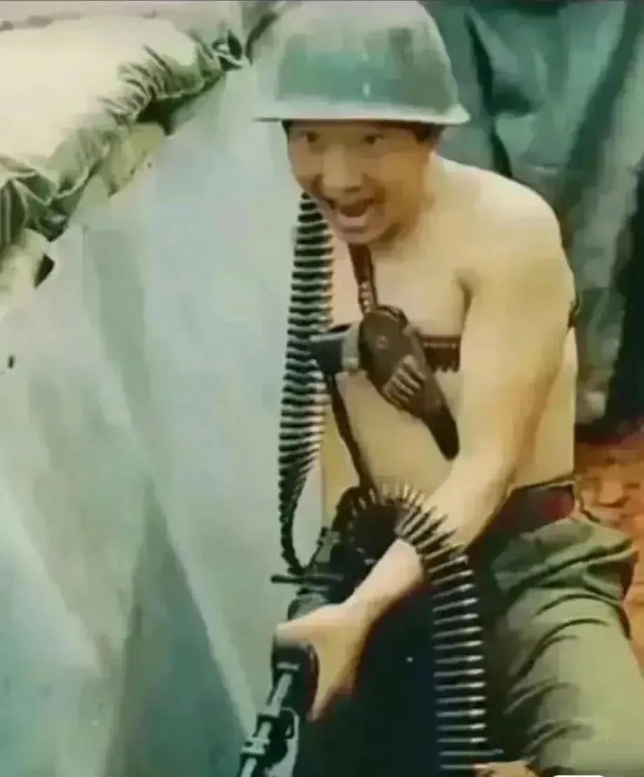 照片中的这个战士，名叫张文洪，这也是他牺牲前的最后留影。
照片中张文洪光着上身。