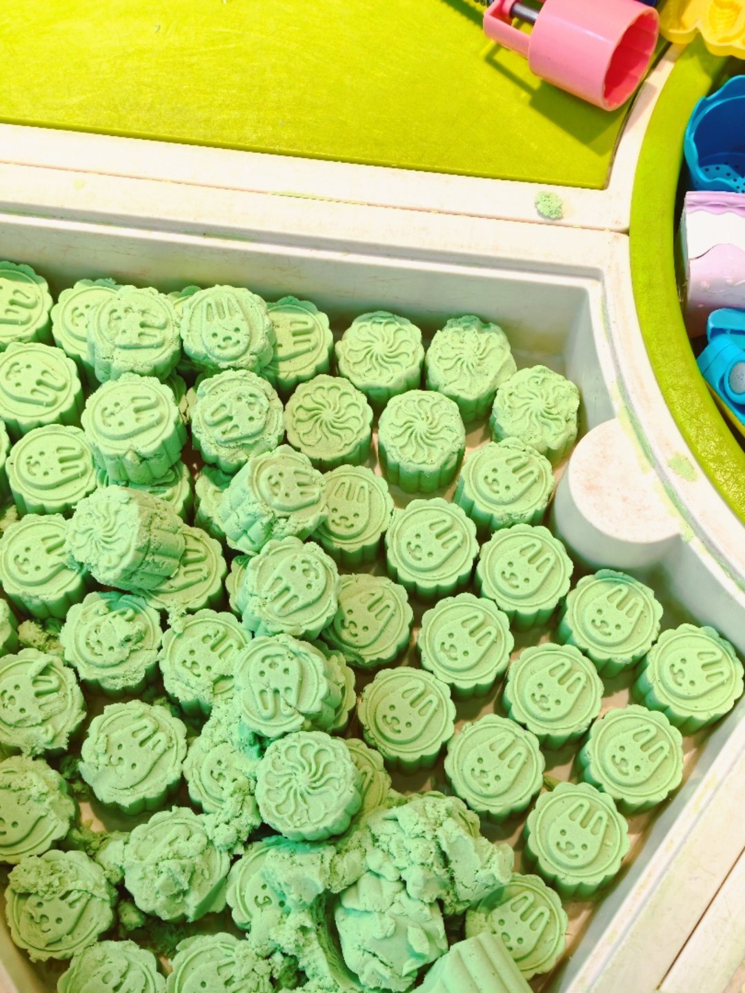 带小盆友来游乐场玩，这个地方刚刚肯定坐着一位很无聊的家长