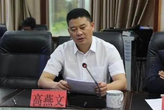 这个政法委书记的谱有点大：报警让公安局给自己找脚垫。

大致是在2013年左右的