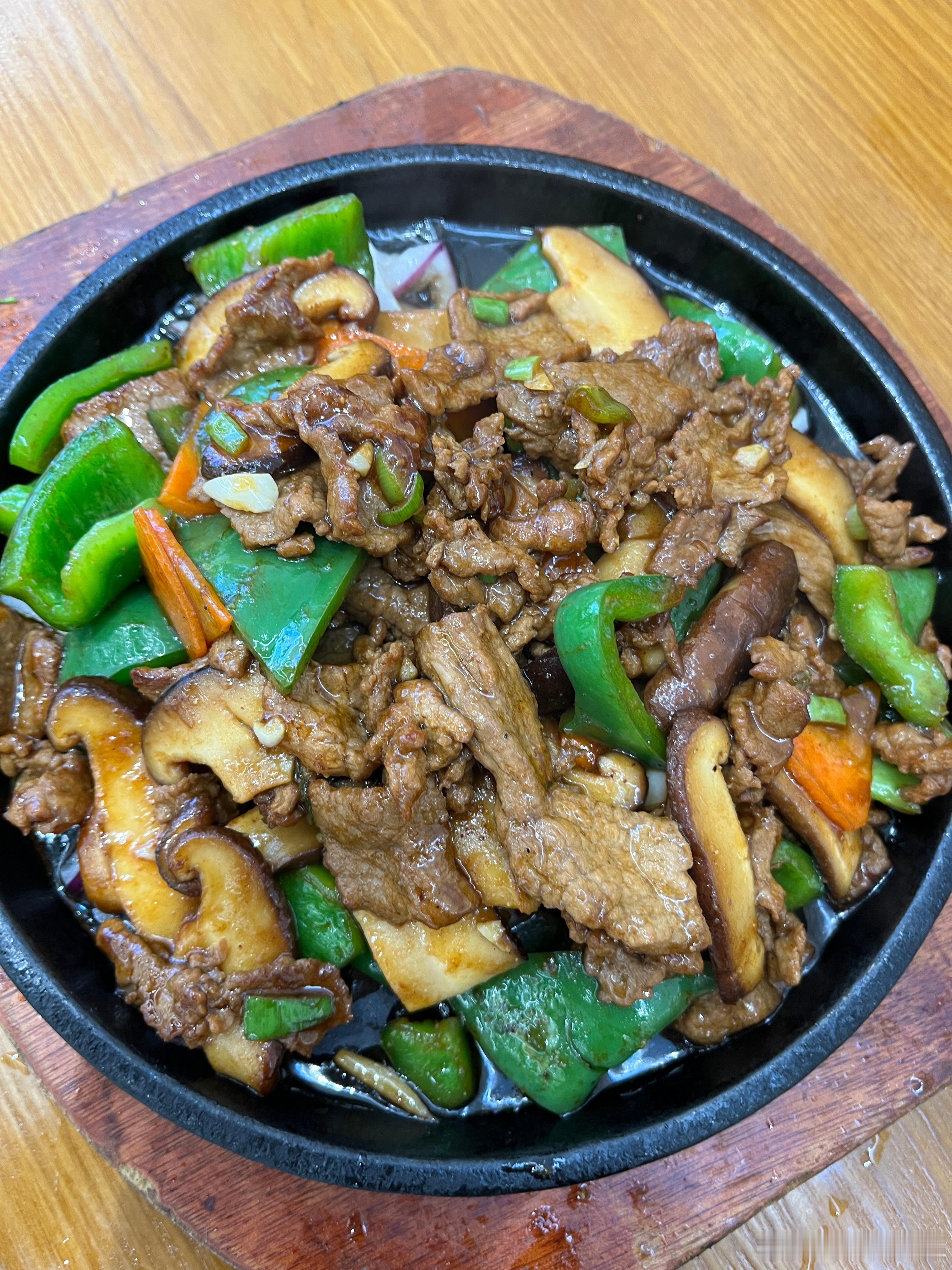 睡到7掉，才起来吃饭，来逛超市，路过楼下的东北饭店，娃说要吃这个，说要吃大餐。吃