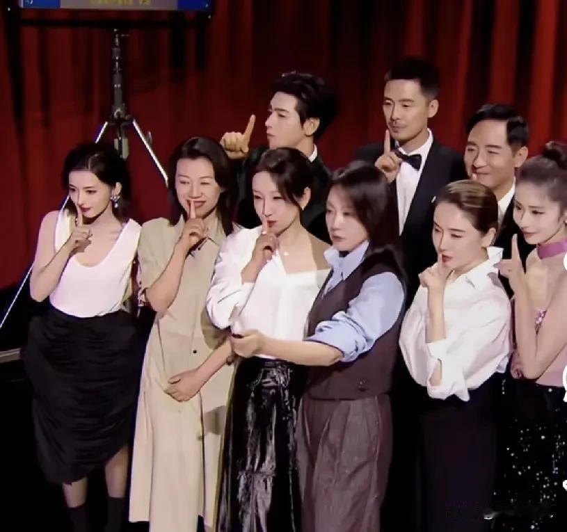 照片里汇集了优秀的男女演员。他们都在比着手势。这是《5个失踪的少年》的全体演职人