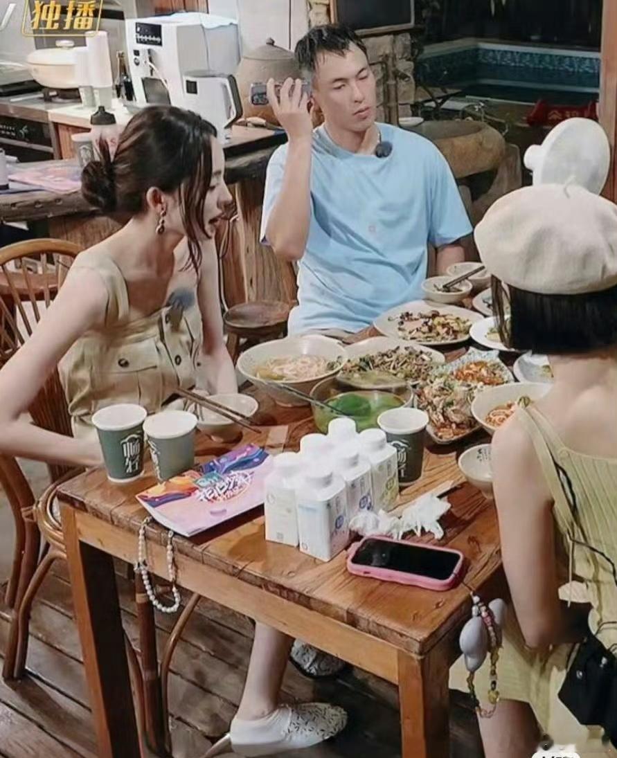 娜扎 怎么瘦到皮包骨啊？是下一个角色是白骨精之类的吗？好心疼姐姐啊[泪] ​​​