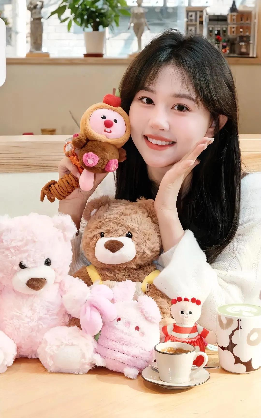 可爱小兔坐桌旁，红唇轻启笑如花。人美心善兔兔崽 清纯一笑解红颜 最甜美的微