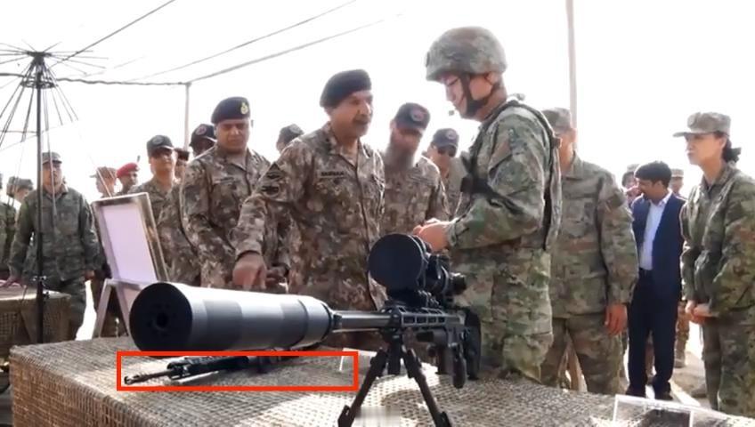 中巴“勇士 9”联合反恐演习，202狙旁的191换装了第三方金属护木，还装了一个