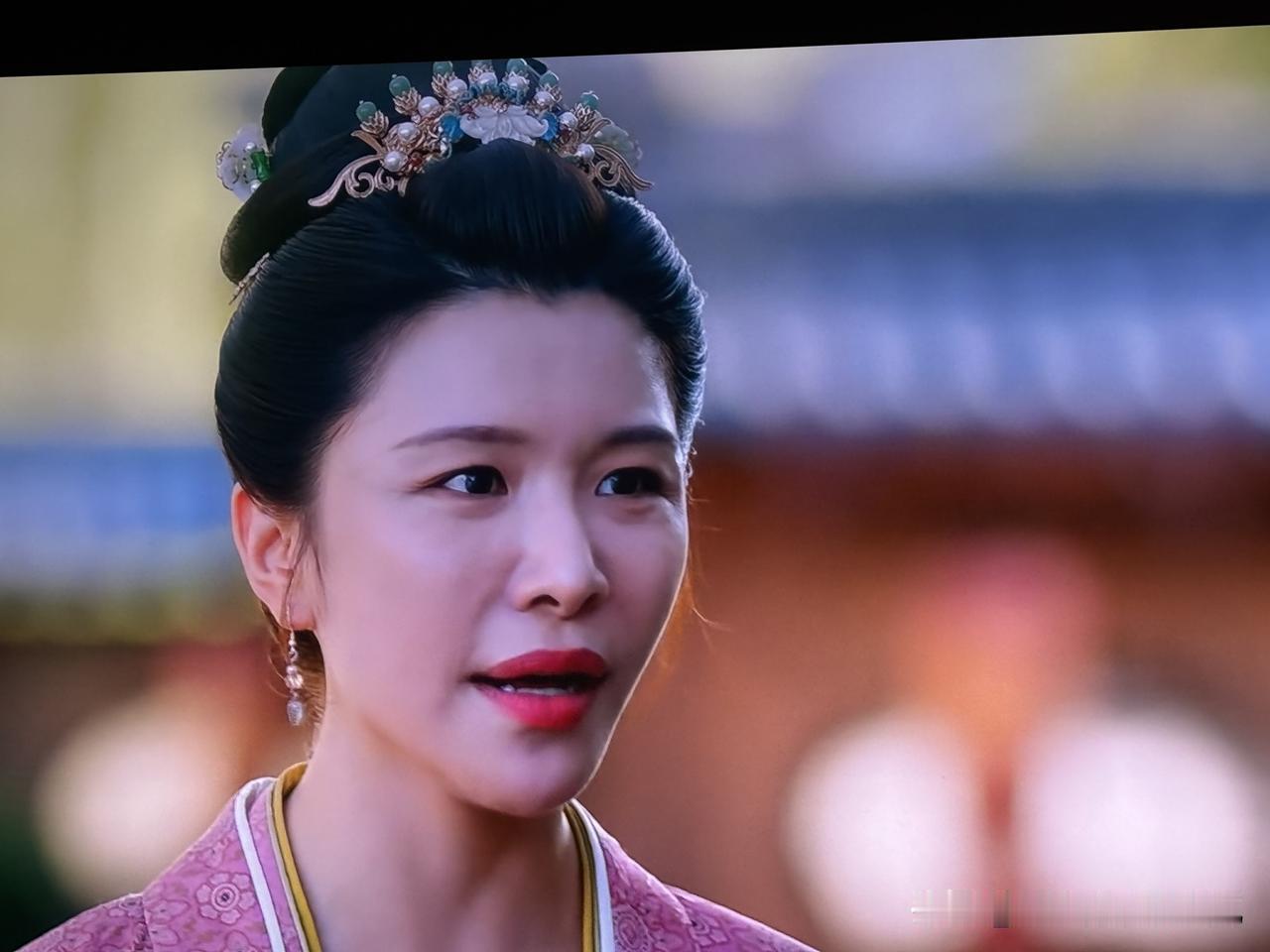 这什么演员啊！
带资进组的吧。
整容脸看着说话太难受了。