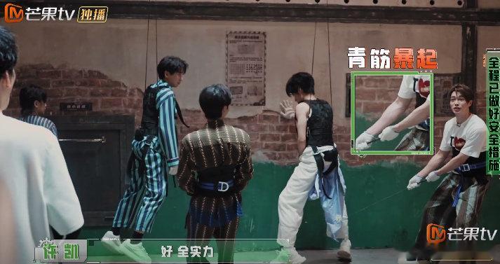 张真源张真源吊威亚动作指导许凯密室大逃脱 《密室大逃脱》温情瞬间，许凯倾囊相授吊