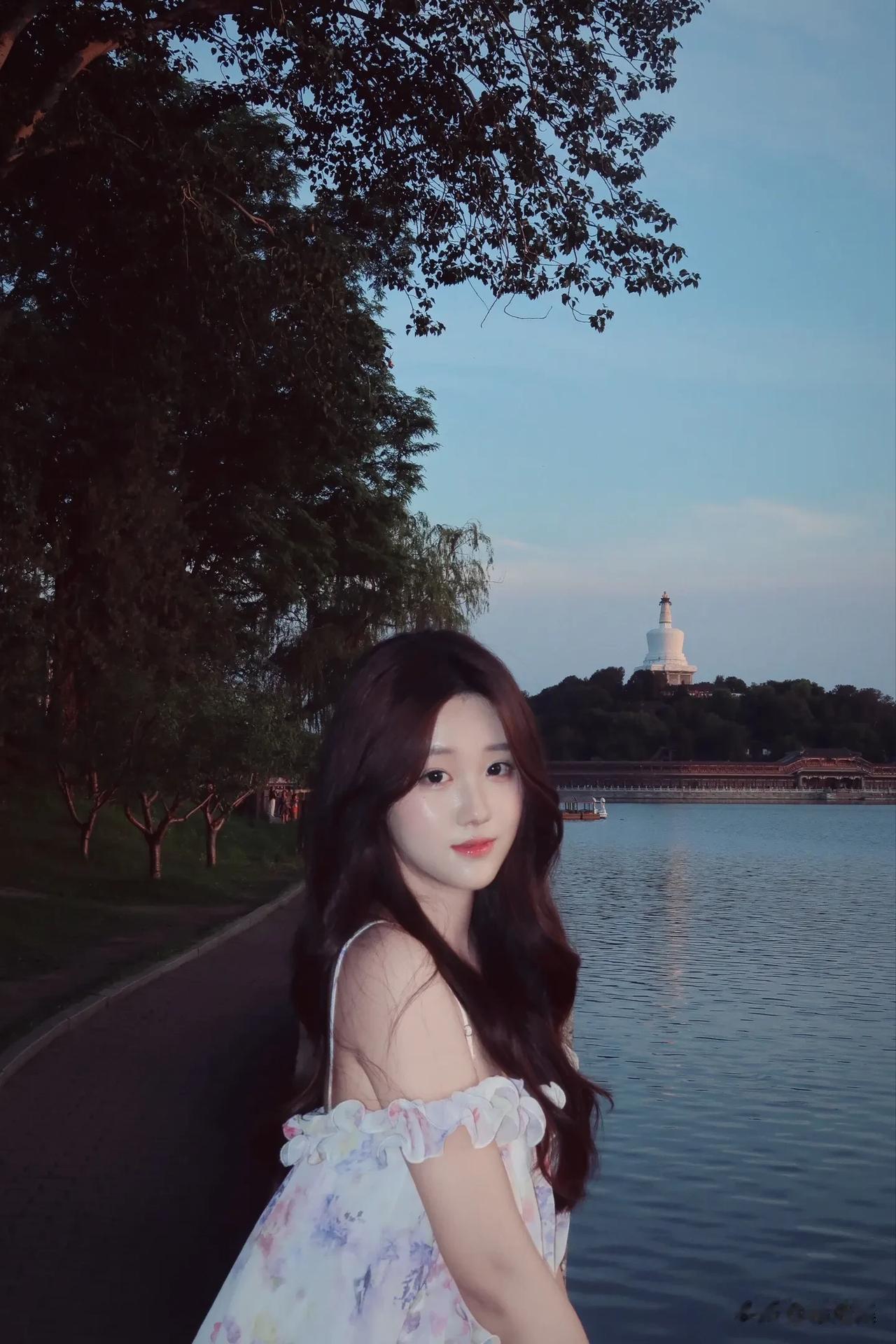在静谧的湖畔，遇见最美的自己🌸✨