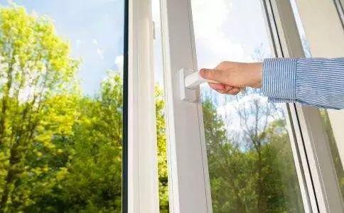 如何预防肺结节的发生？
首先是戒烟，吸烟的危害一是一手烟，二是二手烟，二手烟的戒