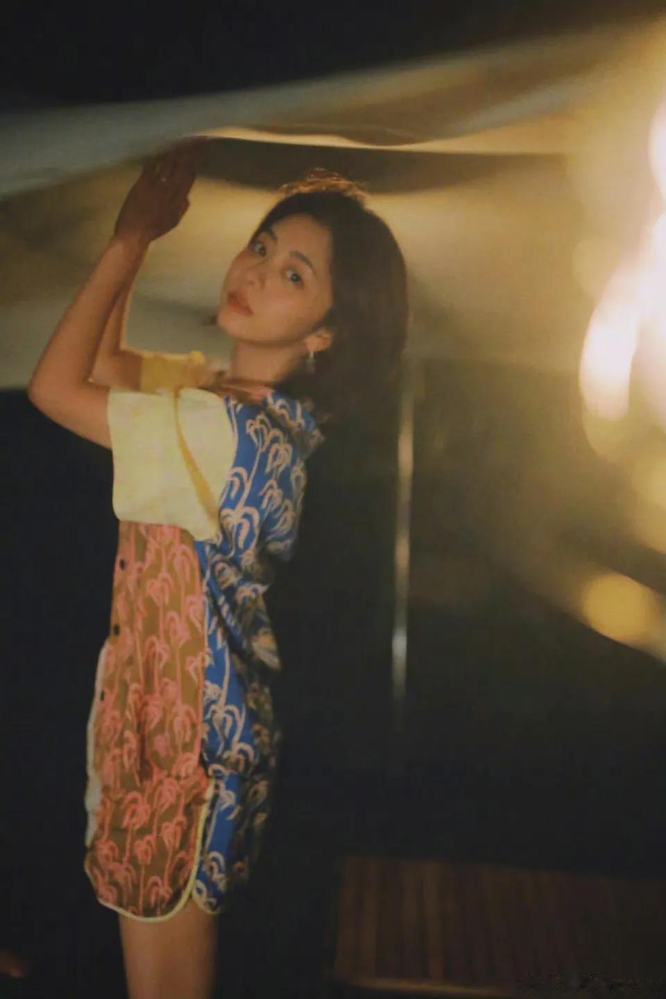 谭松韵分享夜色露营随拍，身穿花衬衫在独自玩耍，而且还手拿西瓜对着镜头，笑得感觉比