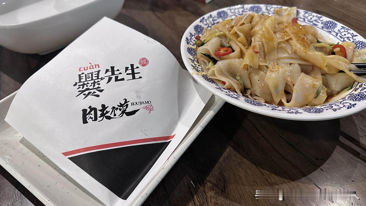 【胖东来时代广场六楼一份肉夹馍，一碗凉皮20元，你觉得如何？】在许昌胖东来时代广