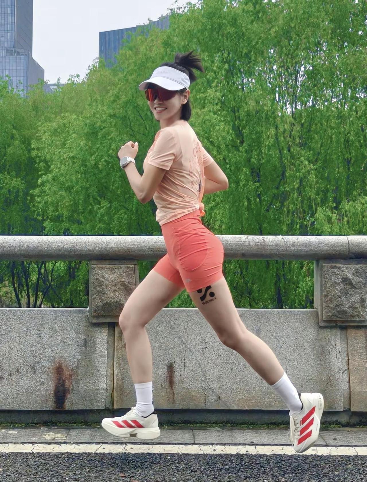 谁说不能红配红！别管配不配，我喜欢就是顶配！跑步穿搭分享 创作者中心 创作灵感 