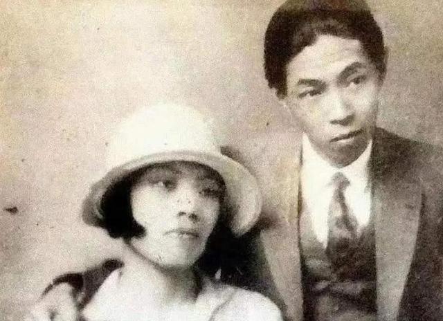 1928年，32岁的茅盾出轨了23岁的女学生秦德君，不久秦德君便怀了孕，茅盾为难
